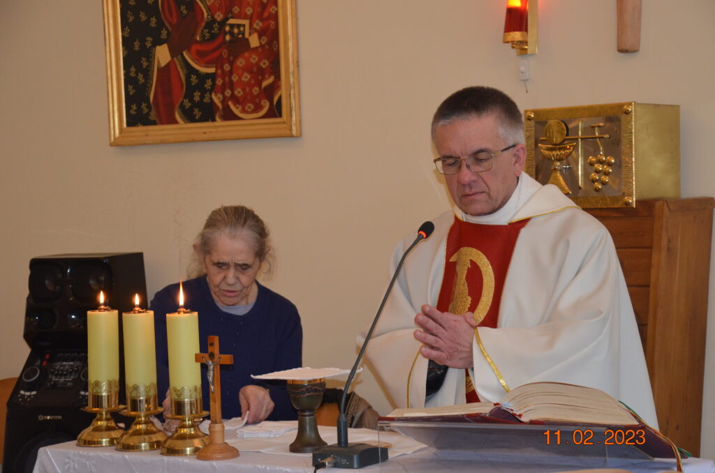 ksiądz proboszcz Andrzej Sowiński odprawia mszę świętą przy ołtarzu, z boku Pani katarzyna ministrantka