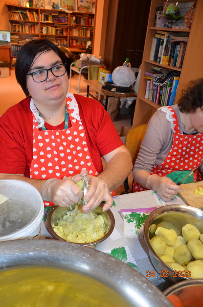 Pani Paulina  Kroi warzywa  na sałatkę jarzynową