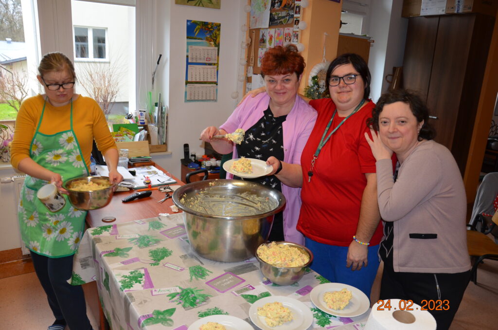 pani terapeutka z grupą pań nakładają  gotowa sałakę