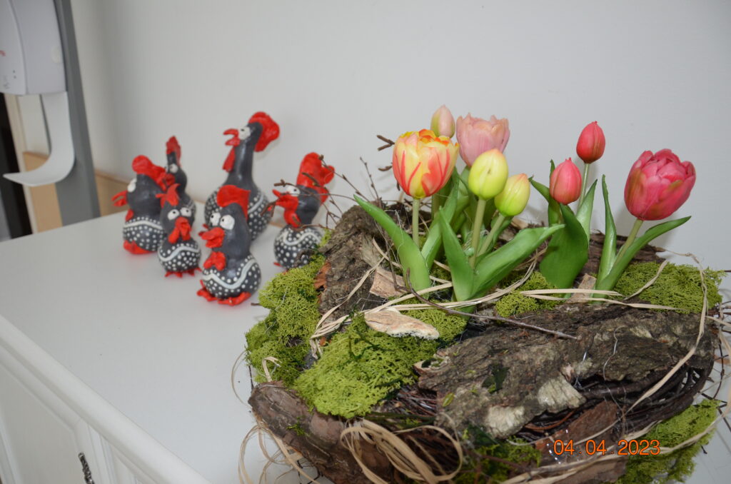 dekoracja z kory i mchu , po środku usadowione tulipany