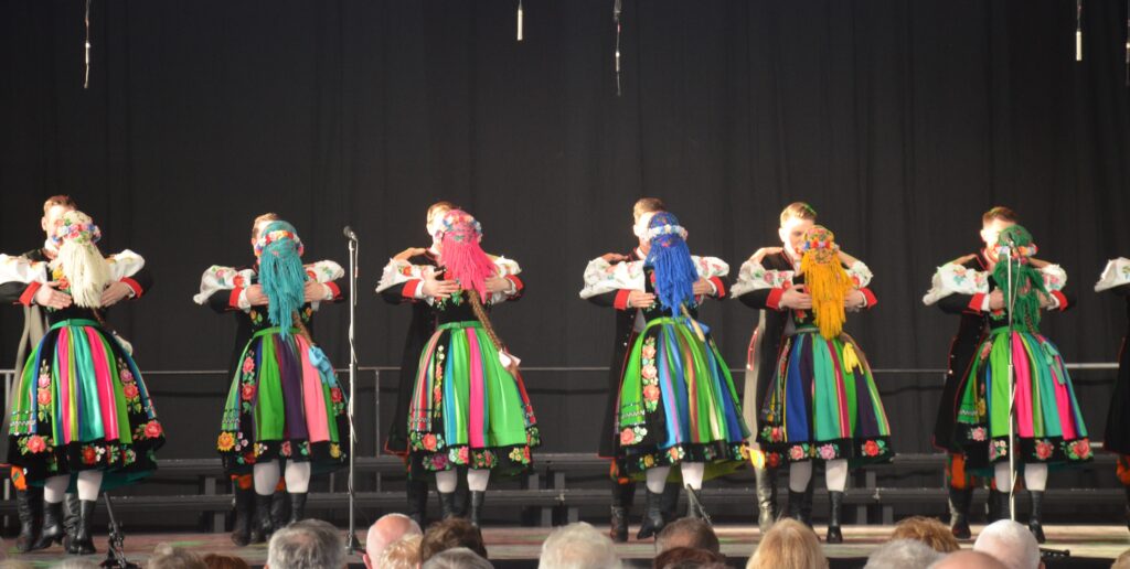 zespół tańca Śląsk tańczą z w parach . ubrani w kolorowe stroje 