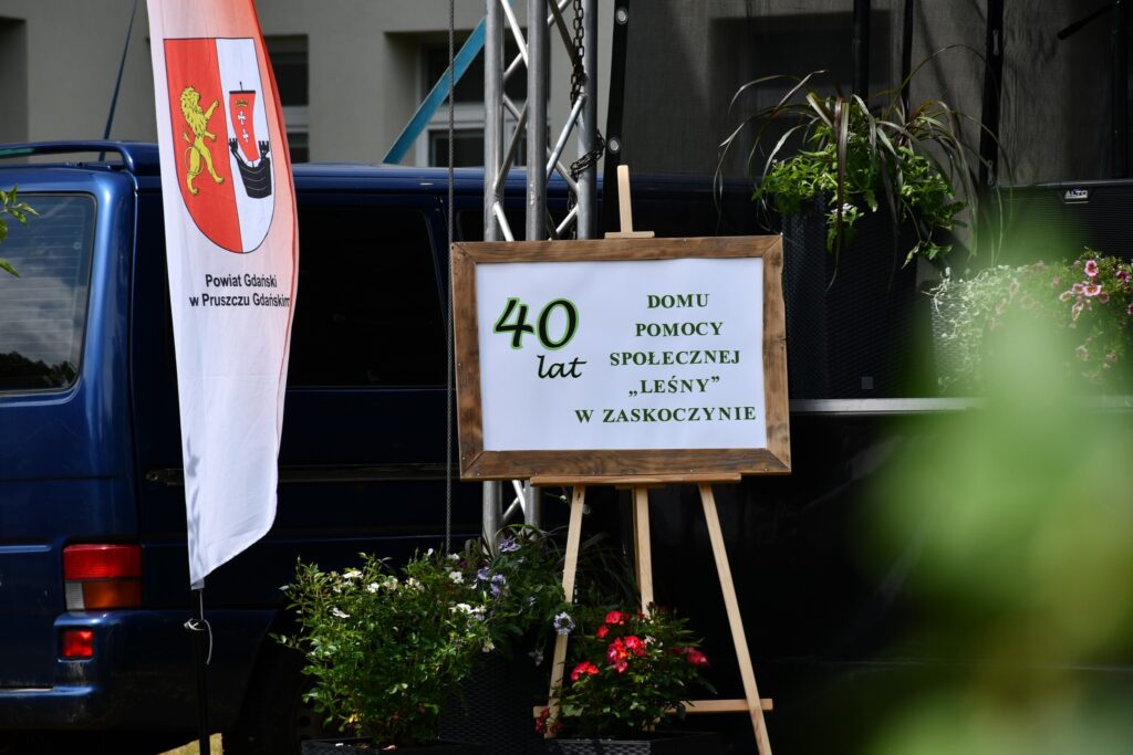 plakat z napisem 40 lat domu Pomocy Społecznej " Leśny" w Zaskoczynie