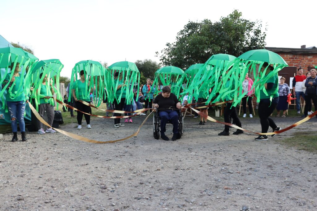Występ lateralny " drzewo życia" wykonany przez nasze mieszkanki. Panie trzymają zielone parasole w długimi zielonymi wstążkami. 