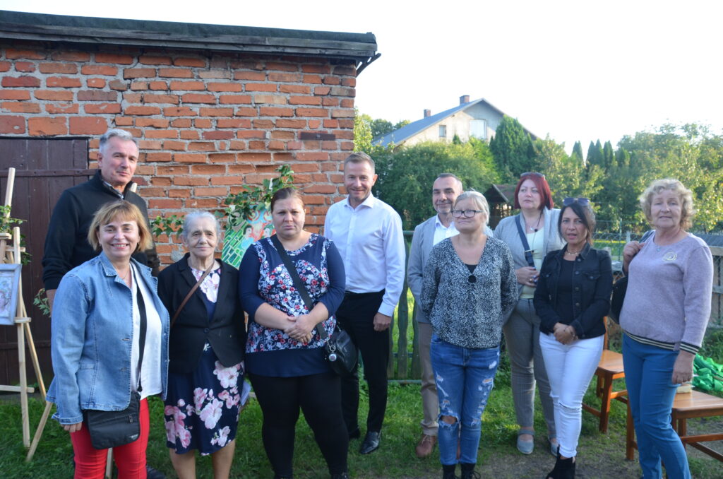 Festyn jesienny w Mierzeszynie. Grupa 10 osób pozuje do zdjęcia. Po środku Senator Ryszard Świlski 