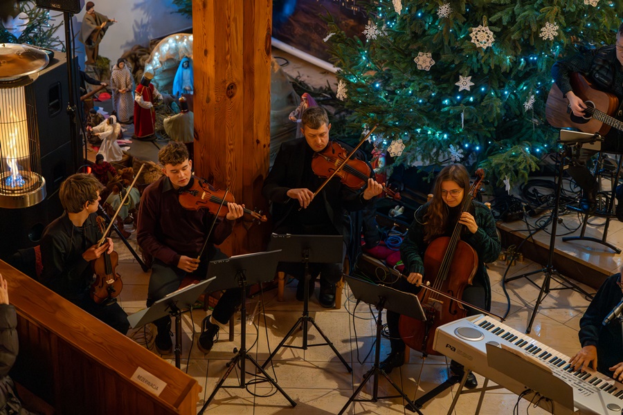 koncert kolęd. Zdjęcie trzech skrzypków i pani wiolonczelistka 