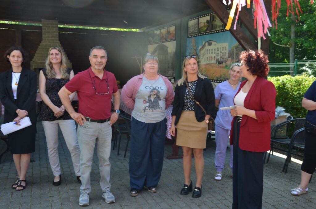 wiata grillowa stoji meżczyzna i 6 kobiet