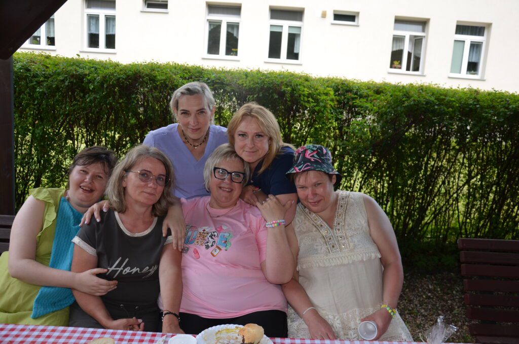 pod wiata grupka pań pozuje do zdjęcia