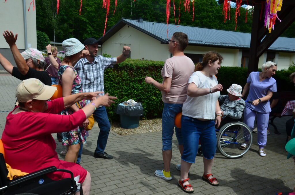 konkurs uczestnicy w parach odwróceni do siebie plecami tańcz z piłką