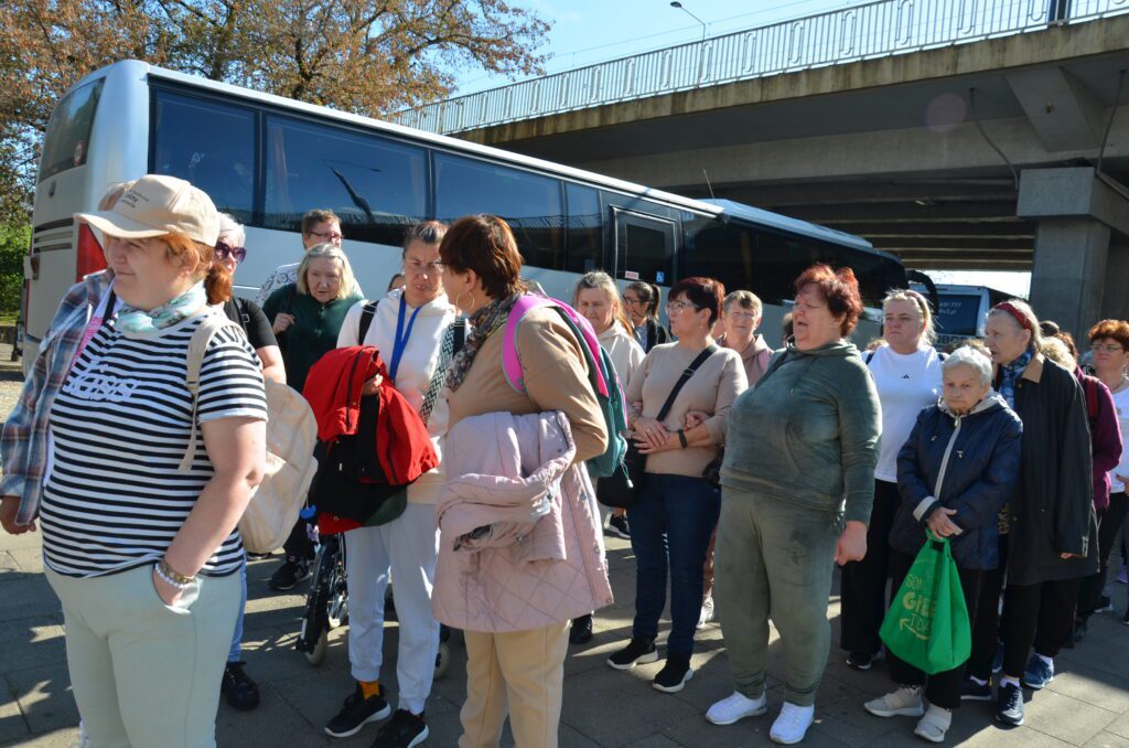 wycieczkowicze duza grupa ustawia się pod autokarem