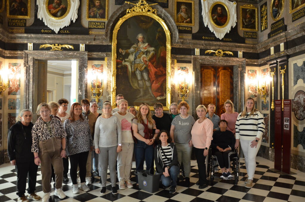 inna grupa ludzi pozuje do zdjęcia w przedpokoju w zamku królewskim