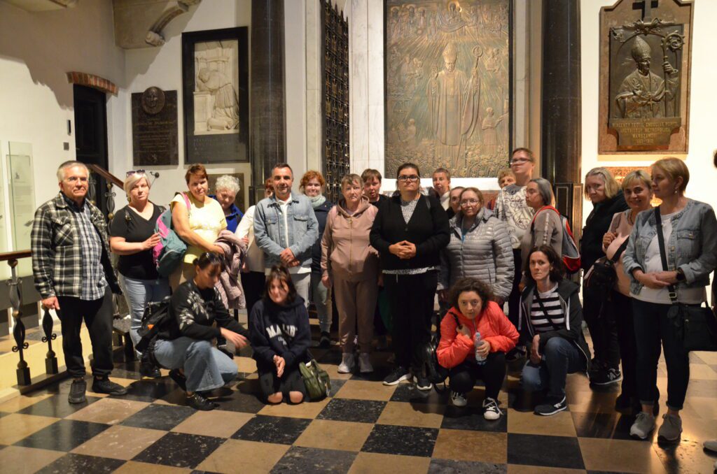 grupa ludzi pozuje do zdjęcia w Bazylice