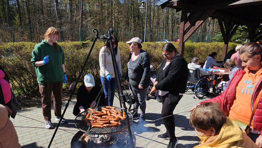 wiata to samo palenisko z innej perspektywy, kiełbaski na ruszcie wokół inne mieszkanki