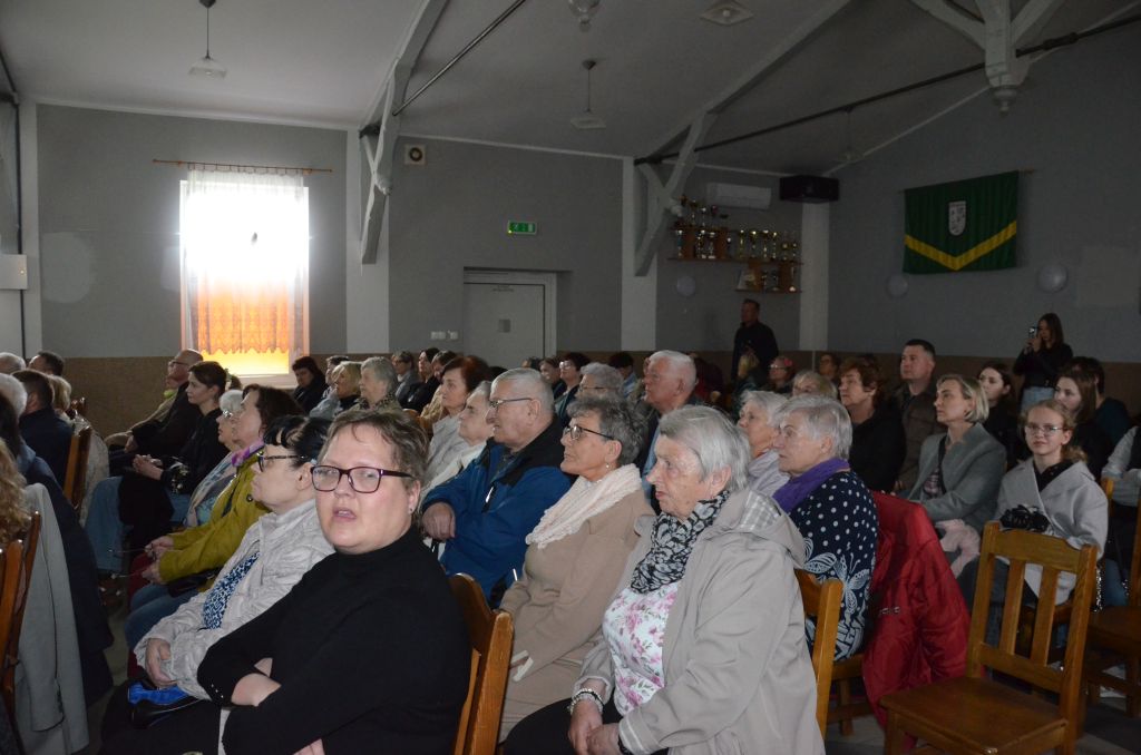 ta sama sala publiczność siedzi na krzesłch