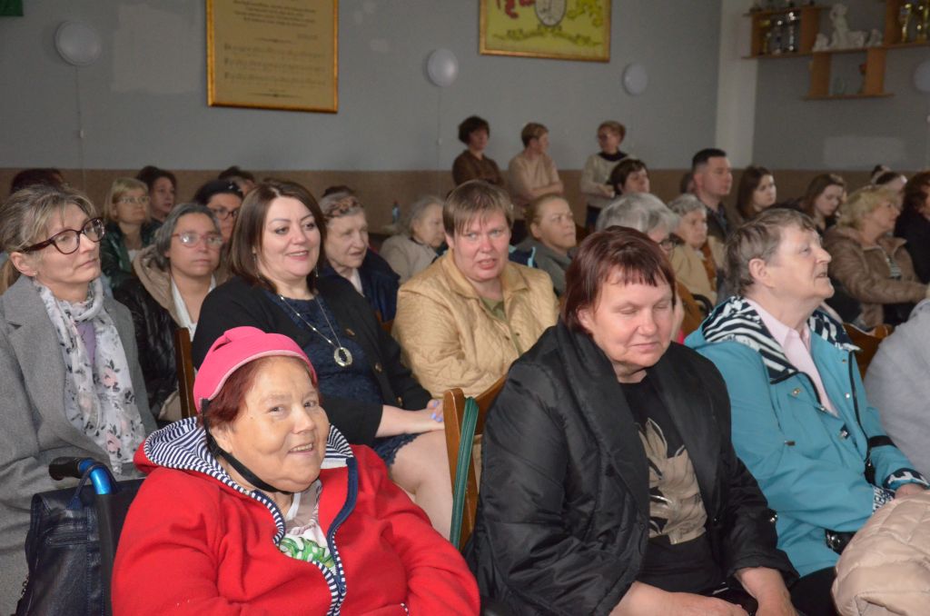 kolejne ujęcię publiczności, widać 3 osoby w tle stojace