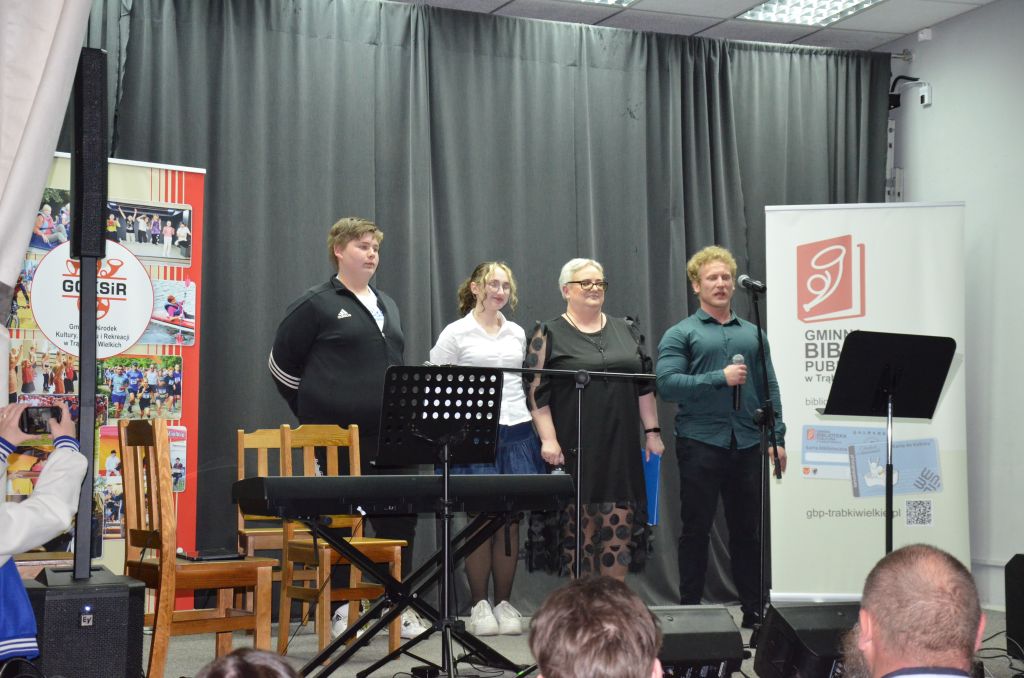 scena 4 uczestników stoi