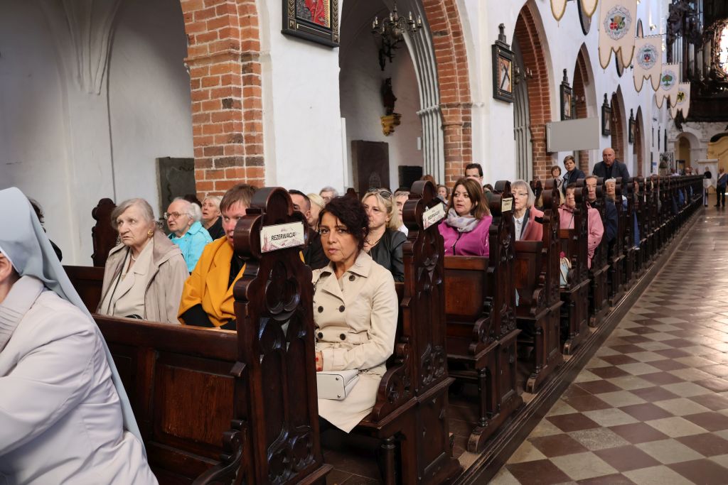 katedra wnętrze, widać część naszej grupy siedzącej w ławkach