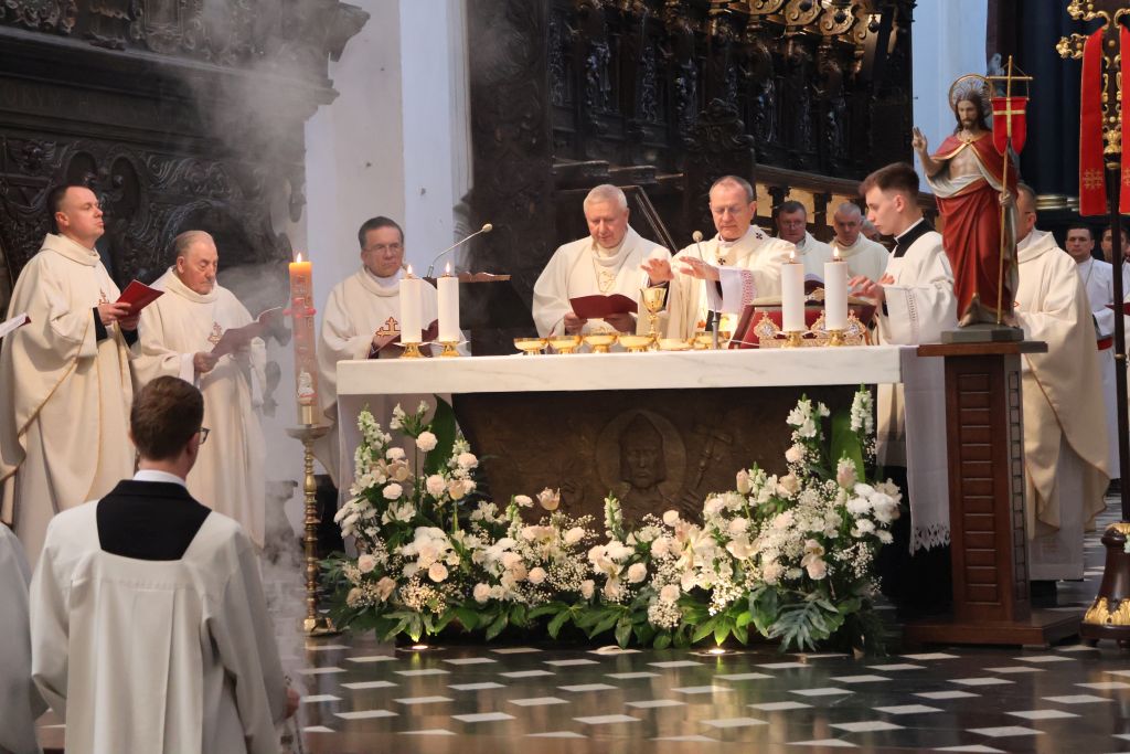 ołtarz tej katedry widac biskupa i księży - msza św.
