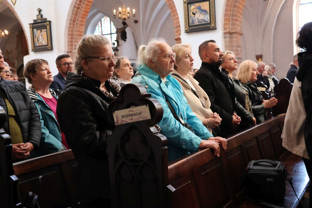 ujęcie na którym widać naszą grupę, stojącą i sie modlącą