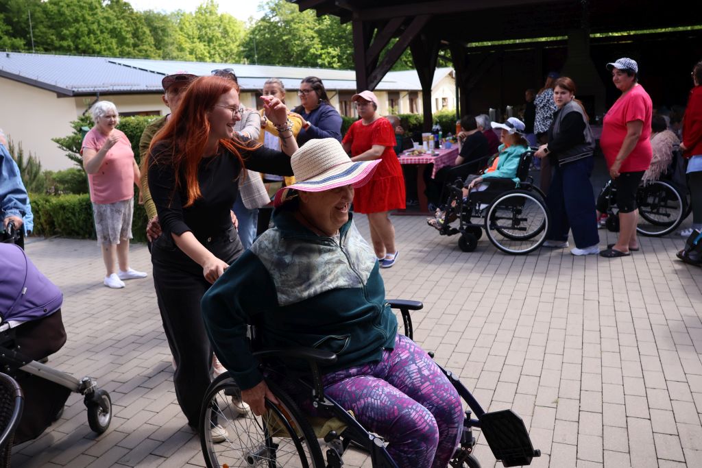 to samo miejsce zinnej perspektywy widać ze panie idą w kółku - pociąg