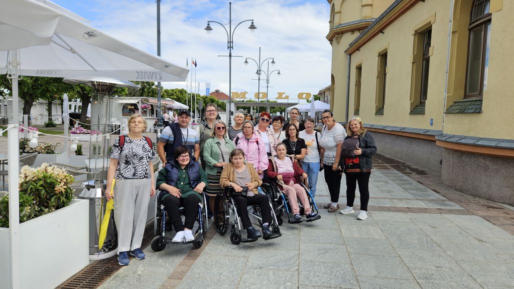panie pozują do zdjęcia widać trzy wózki, ztylu widać napis MOLO,