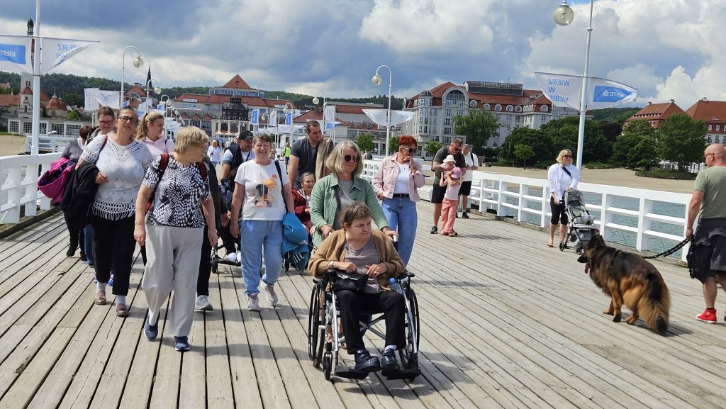 inne ujęcie na molo inna pani na wózku, ta sama grupa inne ujęcie, widać również dużego psa