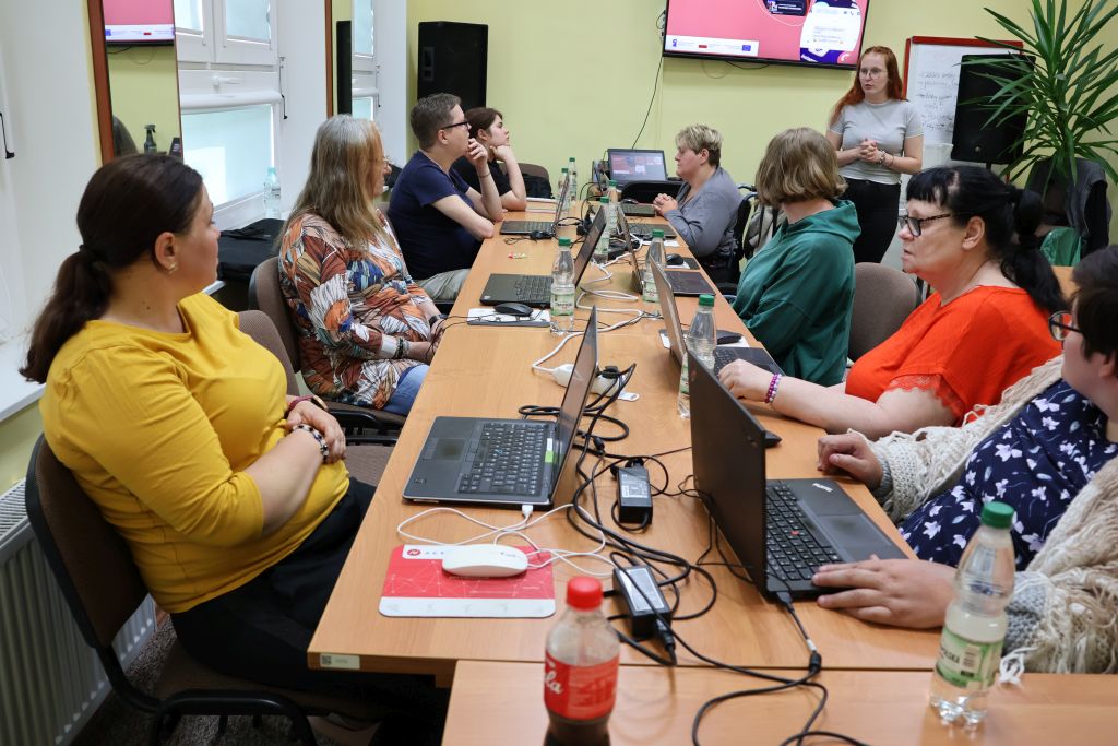 sala kolejny dzień Pań- 8 osób - praca przy komputerze- zagrorzenia w sieci, widać panią prowadzącą 