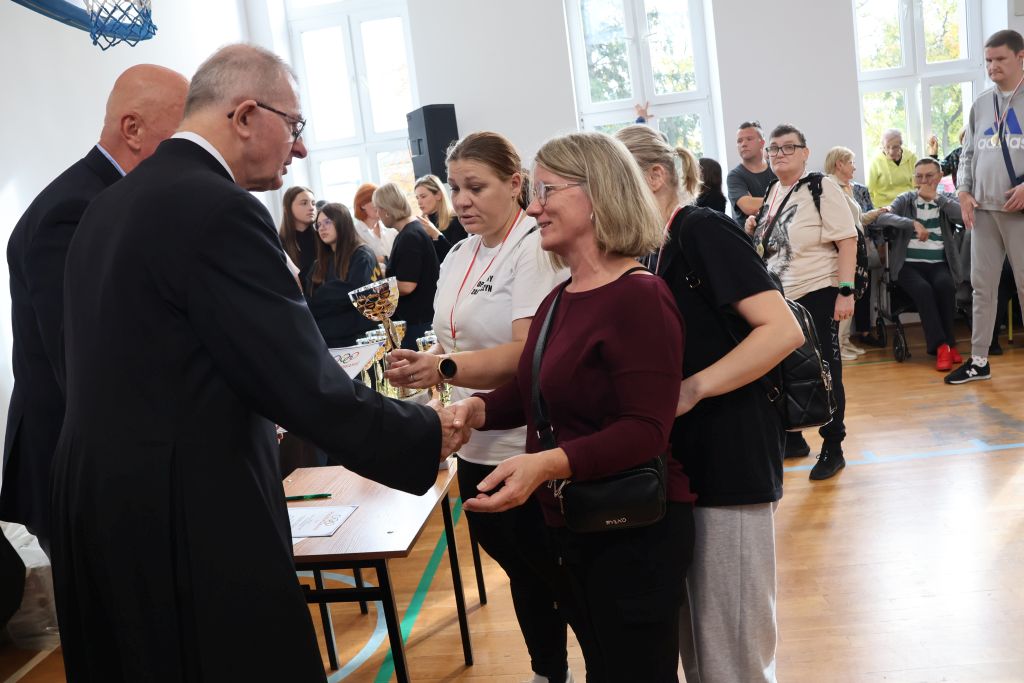 2 mężczyzn w ręcza i gratuluje 3 kobietom