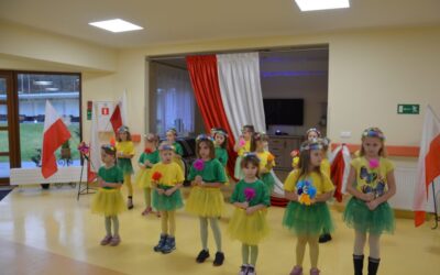Występ taneczny ” Tańczące Nutki”  z Mierzeszyna